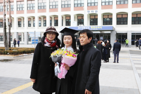 한라대 졸업생과 가족 2